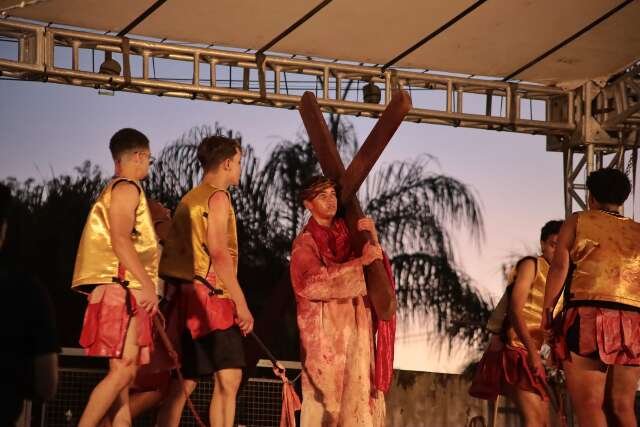 Sem procissão após 30 anos, Via Sacra emociona fiéis nas Moreninhas