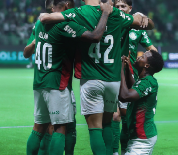 Com um a menos, Palmeiras vence Athletico-PR e mantém vantagem na liderança