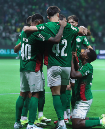 Com um a menos, Palmeiras vence Athletico-PR e mantém vantagem na liderança