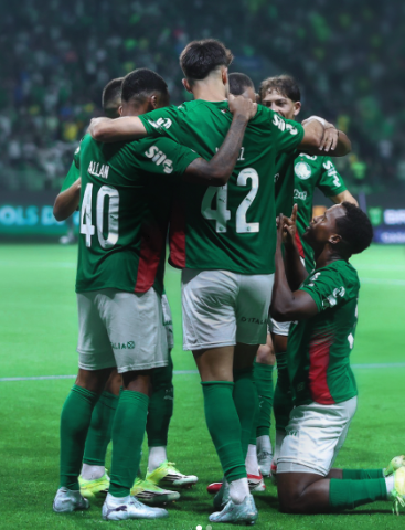 Com um a menos, Palmeiras vence Athletico-PR e mantém vantagem na liderança