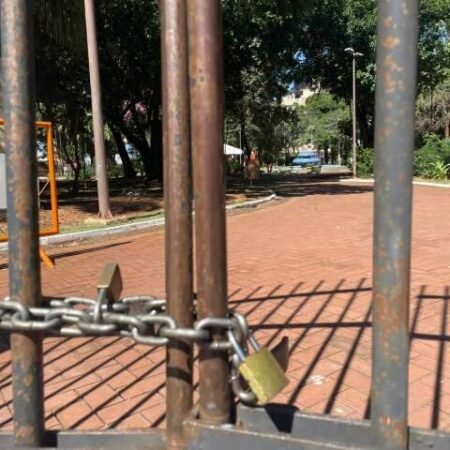 Principal praça da cidade fecha no feriado por conta de corte de gastos