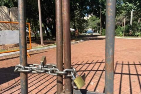 Principal praça da cidade fecha no feriado por conta de corte de gastos