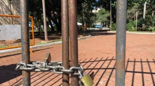 Principal praça da cidade fecha no feriado por conta de corte de gastos