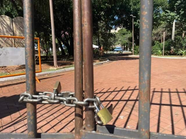 Principal praça da cidade fecha no feriado por conta de corte de gastos