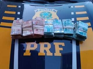 Caminhoneiro é preso com 84 kg de cocaína e R$ 195 mil em espécie escondidos