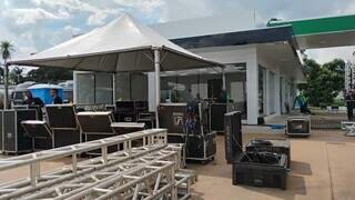 Posto monta estrutura para receber Cê Tá Doido amanhã