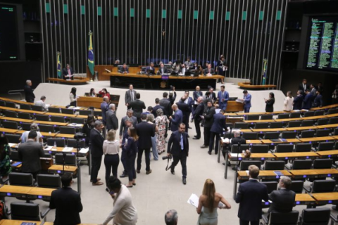 Câmara libera tramitação de projetos contra escala 6x1