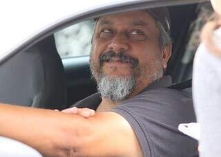 Prefeitura pinta “pare”, mas deixa buracos abertos em cruzamento