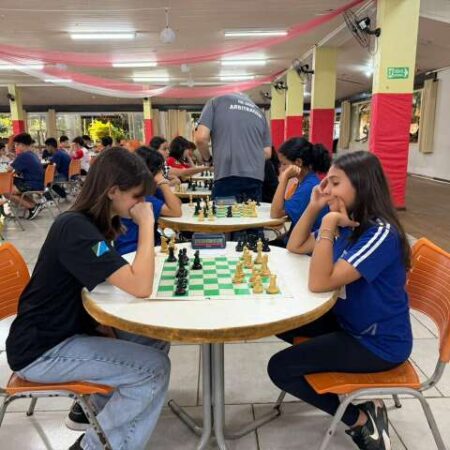 Competição de xadrez reúne famílias nos Jogos Escolares de Campo Grande