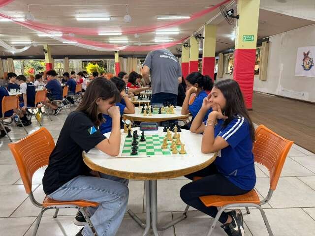 Competição de xadrez reúne famílias nos Jogos Escolares de Campo Grande