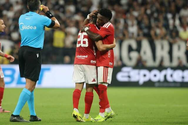 Corinthians perde para o Internacional e amplia sequência sem vitórias