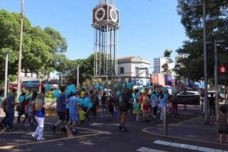 Com balões azuis, apoiadores da causa autista vão às ruas lutar por inclusão