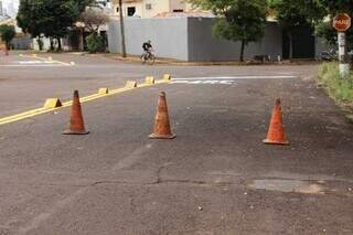 Prefeitura pinta “pare”, mas deixa buracos abertos em cruzamento