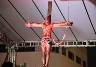 Sem procissão após 30 anos, Via Sacra emociona fiéis nas Moreninhas