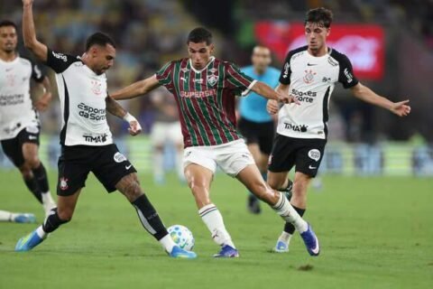 Fluminense derrota Corinthians e encosta na liderança do Brasileirão