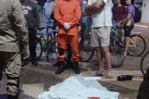 Ciclista morre após ser atropelado e arremessado por carro em avenida