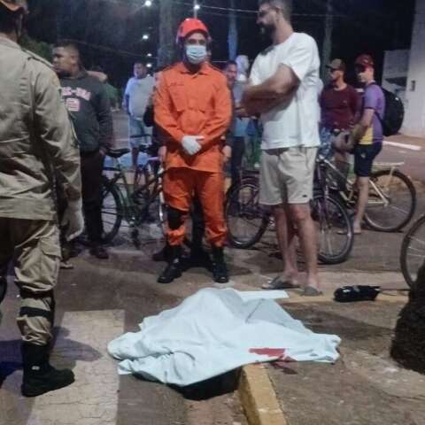Ciclista morre após ser atropelado e arremessado por carro em avenida