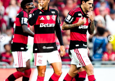 Flamengo faz 3 a 0 no Coritiba e mantém pressão sobre o líder