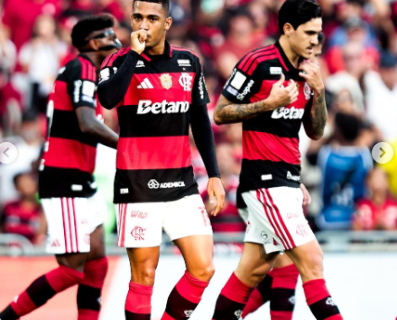 Flamengo faz 3 a 0 no Coritiba e mantém pressão sobre o líder