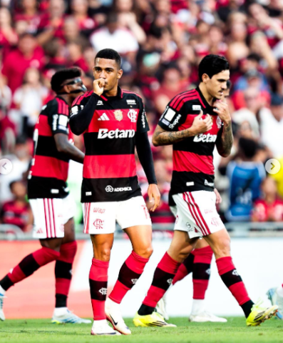 Flamengo faz 3 a 0 no Coritiba e mantém pressão sobre o líder