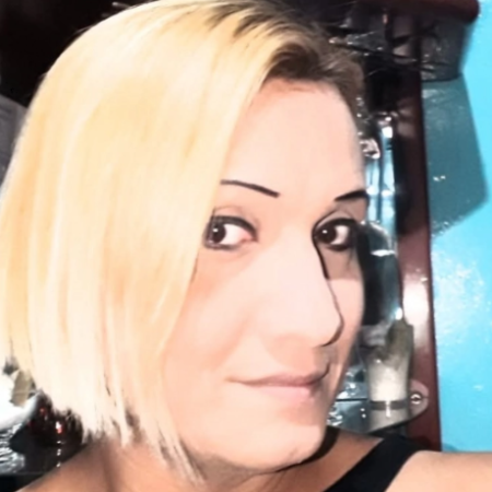 Homem suspeito de matar travesti em bar se apresenta à polícia e acaba preso