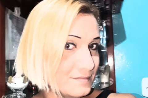 Homem suspeito de matar travesti em bar se apresenta à polícia e acaba preso