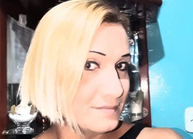 Homem suspeito de matar travesti em bar se apresenta à polícia e acaba preso