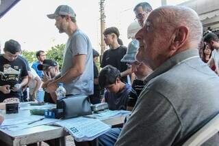 Aos 83 anos, Gilberto virou “presidente” da troca de figurinhas 