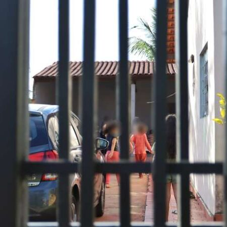 Barulho de crianças em "escolinha" gera reclamações e força mudança de endereço