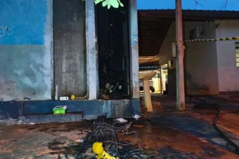 Mulher coloca fogo em banheiro e mata homem que se protegia do frio
