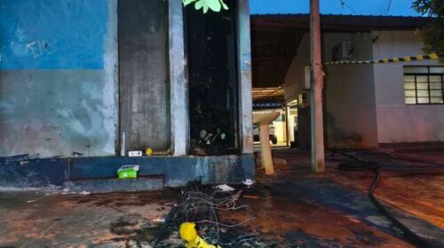 Mulher coloca fogo em banheiro e mata homem que se protegia do frio