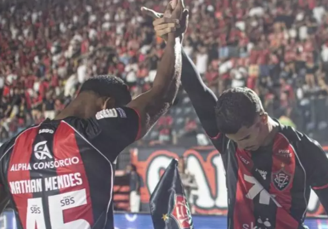 Vitória goleia o Coritiba com destaque para Renê no Barradão