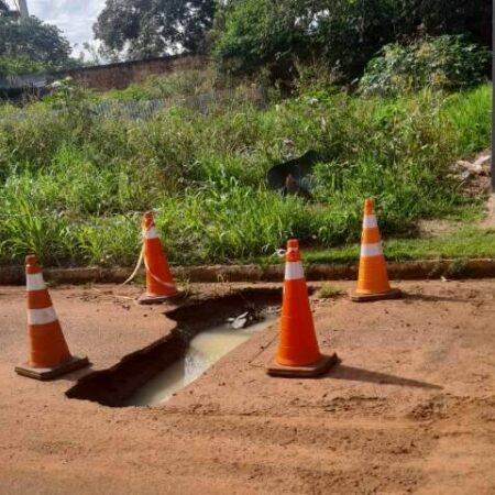 Moradores reclamam de buraco em via, deixado por empresa após serviços