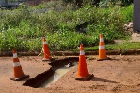 Moradores reclamam de buraco em via, deixado por empresa após serviços