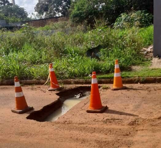 Moradores reclamam de buraco em via, deixado por empresa após serviços