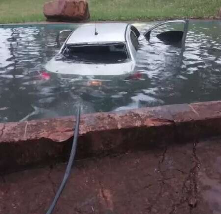 Mulher que morreu após carro cair em piscina era de Campo Grande