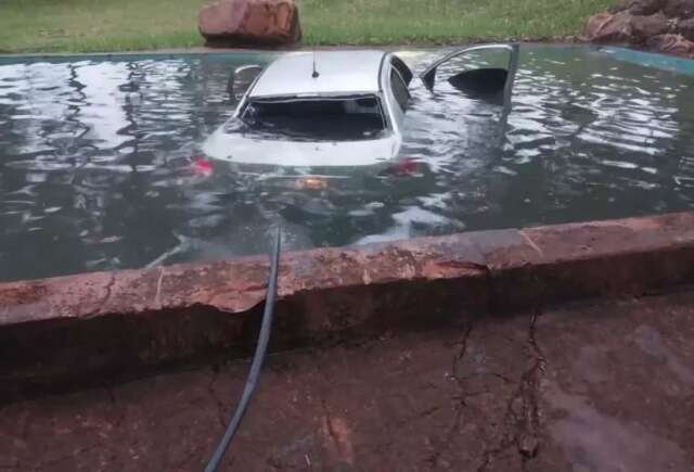 Mulher que morreu após carro cair em piscina era de Campo Grande