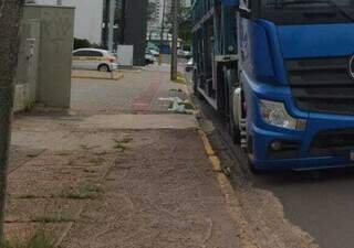 Caminhão-cegonha estaciona sobre a faixa amarela e tumultua trânsito 