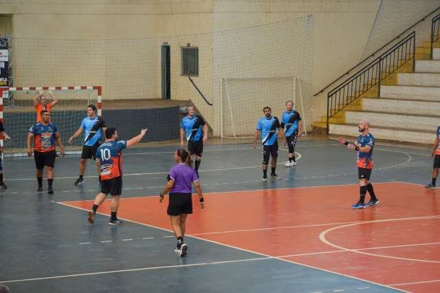 Associação prevê torneio internacional após reunir 300 atletas do handebol