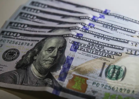 Dólar cai abaixo de R$ 4,90 pela primeira vez em mais de um ano e bolsa sobe