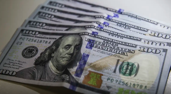 Dólar cai abaixo de R$ 4,90 pela primeira vez em mais de um ano e bolsa sobe