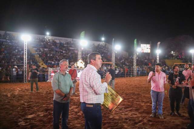 Riedel participa de Festa do Peão e anuncia reativação de escola agrícola