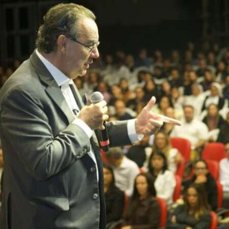 Cury reúne 1,2 mil pessoas em palestra beneficente para hospital