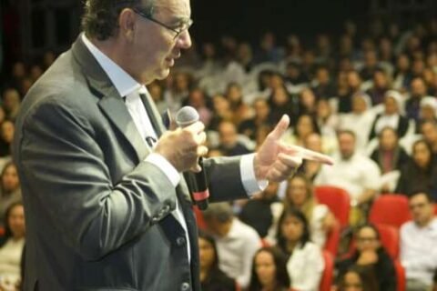 Cury reúne 1,2 mil pessoas em palestra beneficente para hospital