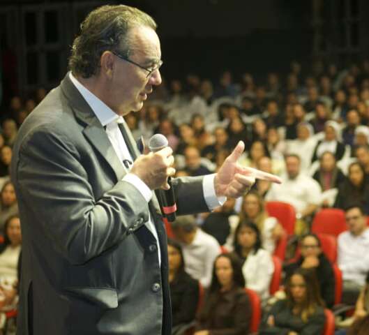 Cury reúne 1,2 mil pessoas em palestra beneficente para hospital