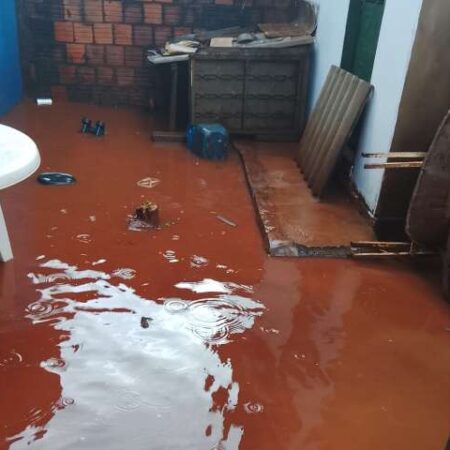 Com casa alagada e sem recursos, mãe pede agasalhos e comida para os filhos