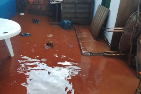 Com casa alagada e sem recursos, mãe pede agasalhos e comida para os filhos