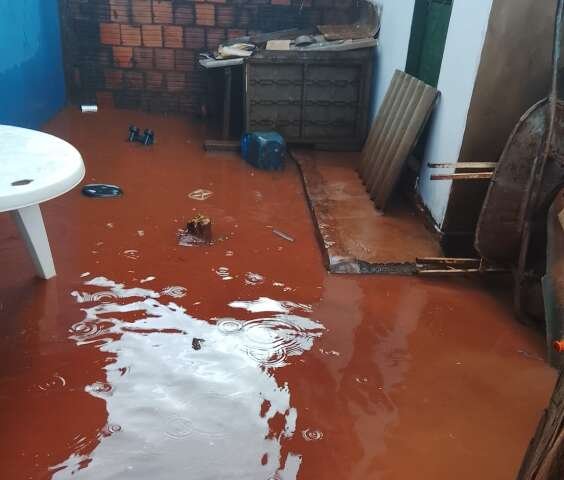 Com casa alagada e sem recursos, mãe pede agasalhos e comida para os filhos