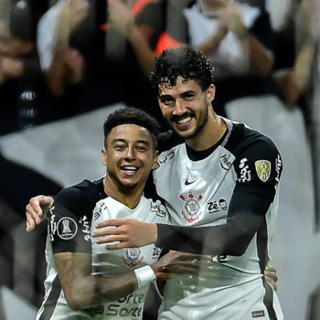 Corinthians vence Peñarol e abre vantagem por vaga nas oitavas