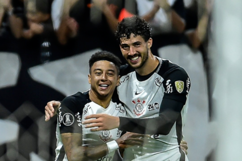 Corinthians vence Peñarol e abre vantagem por vaga nas oitavas